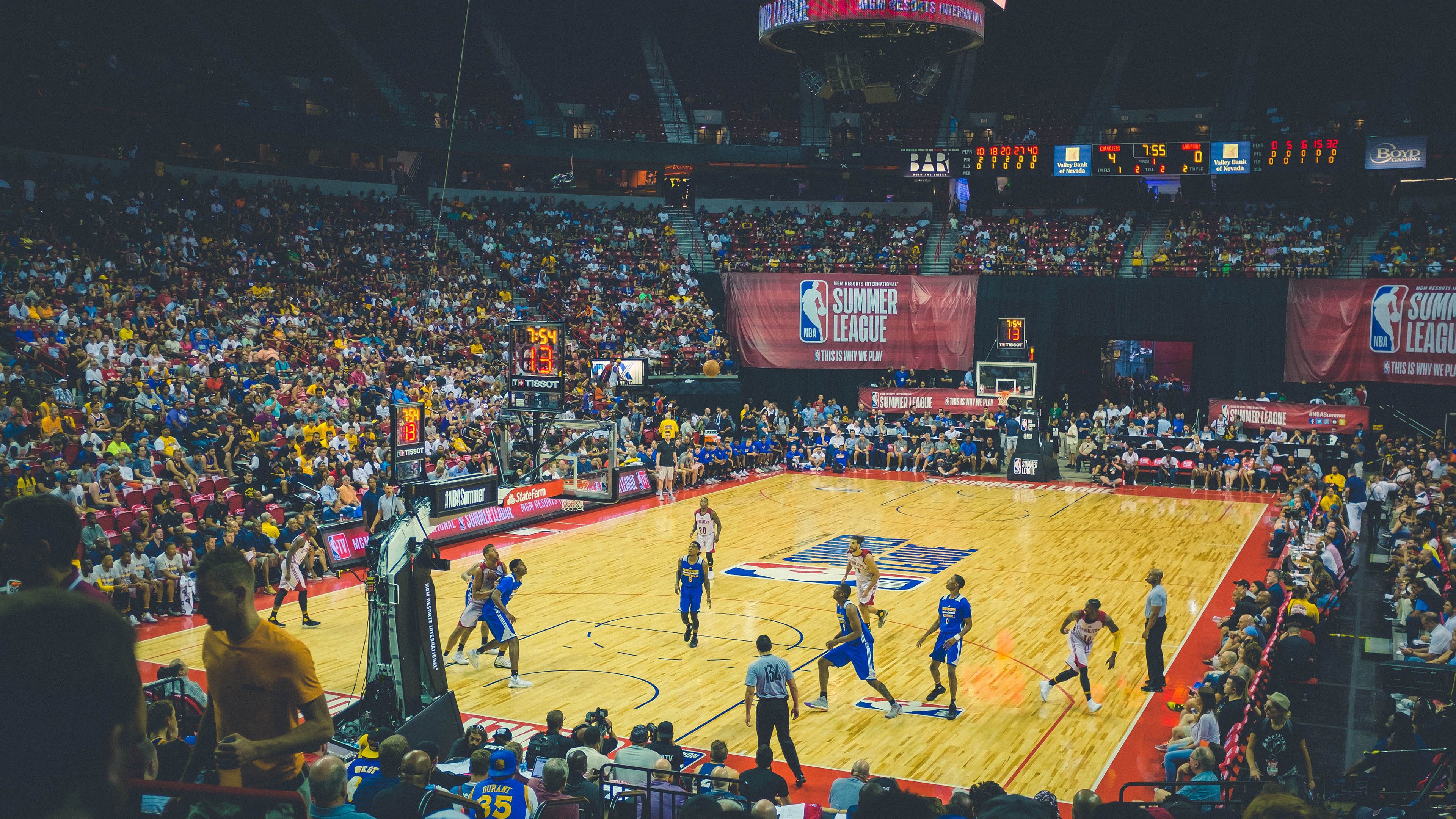 开云真人体育娱乐-勇士压哨战胜快船，东部决赛中库里连续抢断建功，勇士对快船库里半场压哨