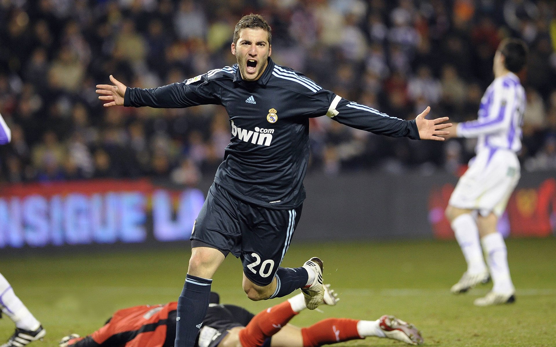 意甲赛场上一场比赛因恶劣天气延期,意甲比赛推迟到什么时候